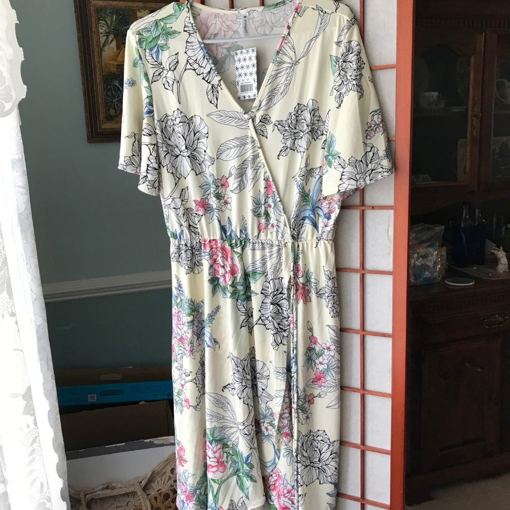 Piphany Santa Barbara Large NWT Cream Floral